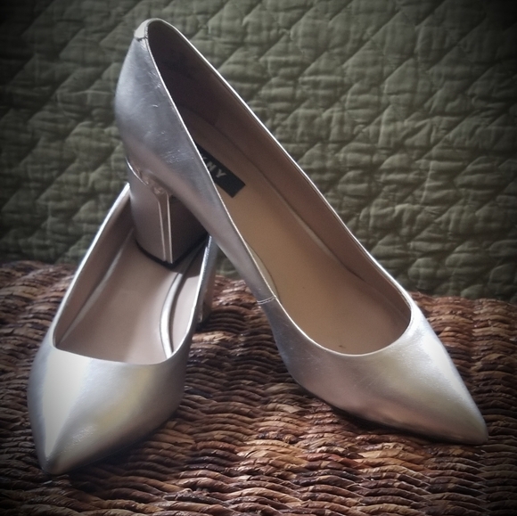 DKNY Pumps🖤 - Picture 1 of 8